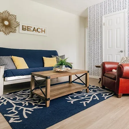 One Bedroom Private Apartment Two Blocks To Beach!